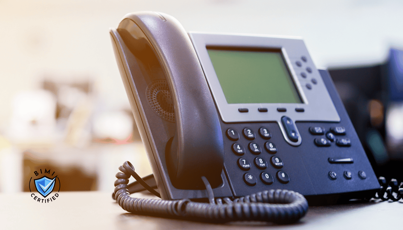 Sodoben telefon na mizi, ki čaka na klic preverjanja BIMI